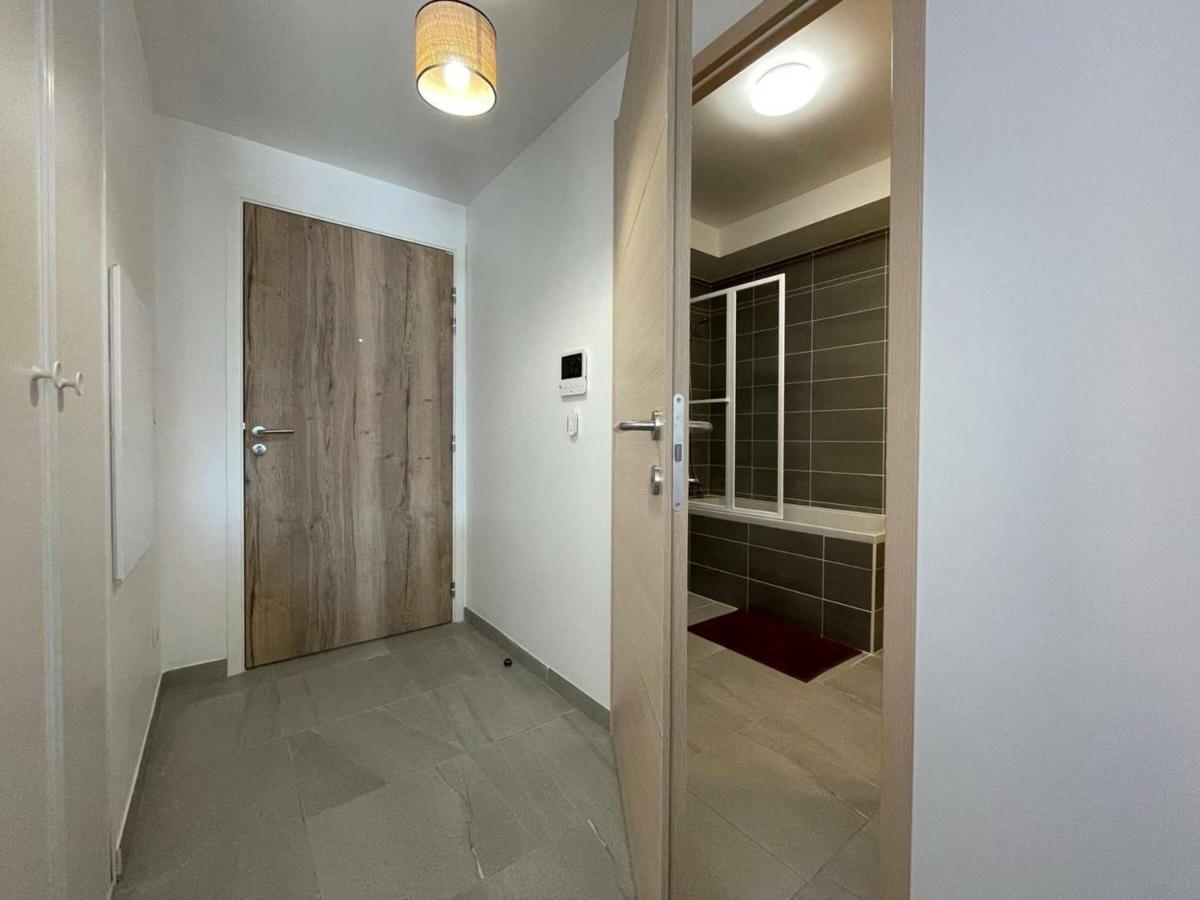 Moderne Avec Terrasse Et Parking A - Fr-1-330c-127 *